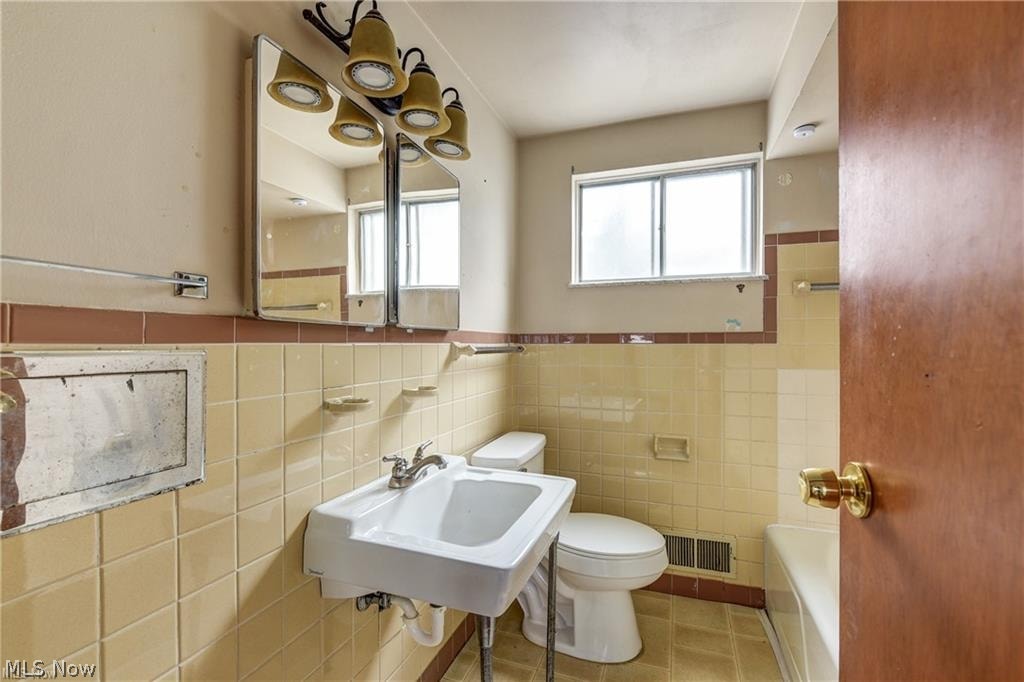1530 Rockway Avenue Lakewood OH 44107