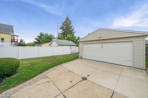 2067 Wascana Avenue Lakewood OH 44107