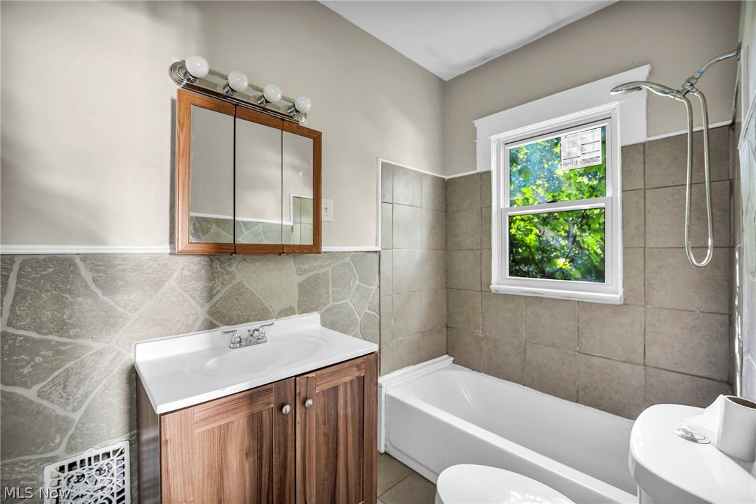 447 E 115 Street Cleveland OH 44108