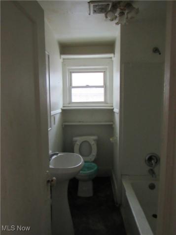 31 Mc Naughton Street Akron OH 44305