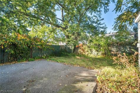15809 Grovewood Cleveland OH 44110
