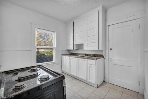 15809 Grovewood Cleveland OH 44110