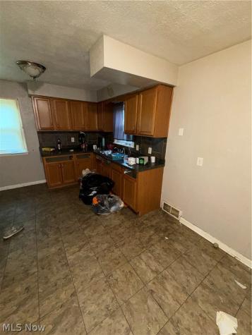 654 E 240 Street Euclid OH 44123