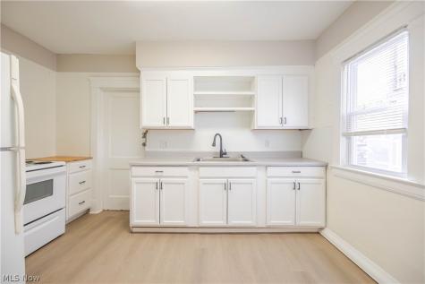 1695 Glenmont Road Cleveland Heights OH 44118