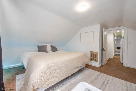 1695 Glenmont Road Cleveland Heights OH 44118