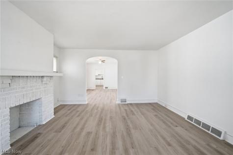 829 Helmsdale Road Cleveland Heights OH 44112