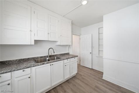 829 Helmsdale Road Cleveland Heights OH 44112