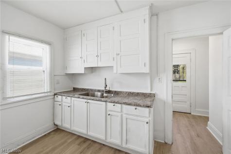 829 Helmsdale Road Cleveland Heights OH 44112