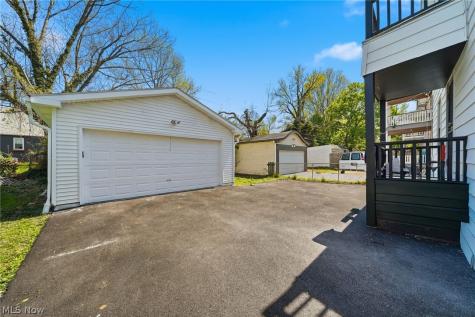 829 Helmsdale Road Cleveland Heights OH 44112