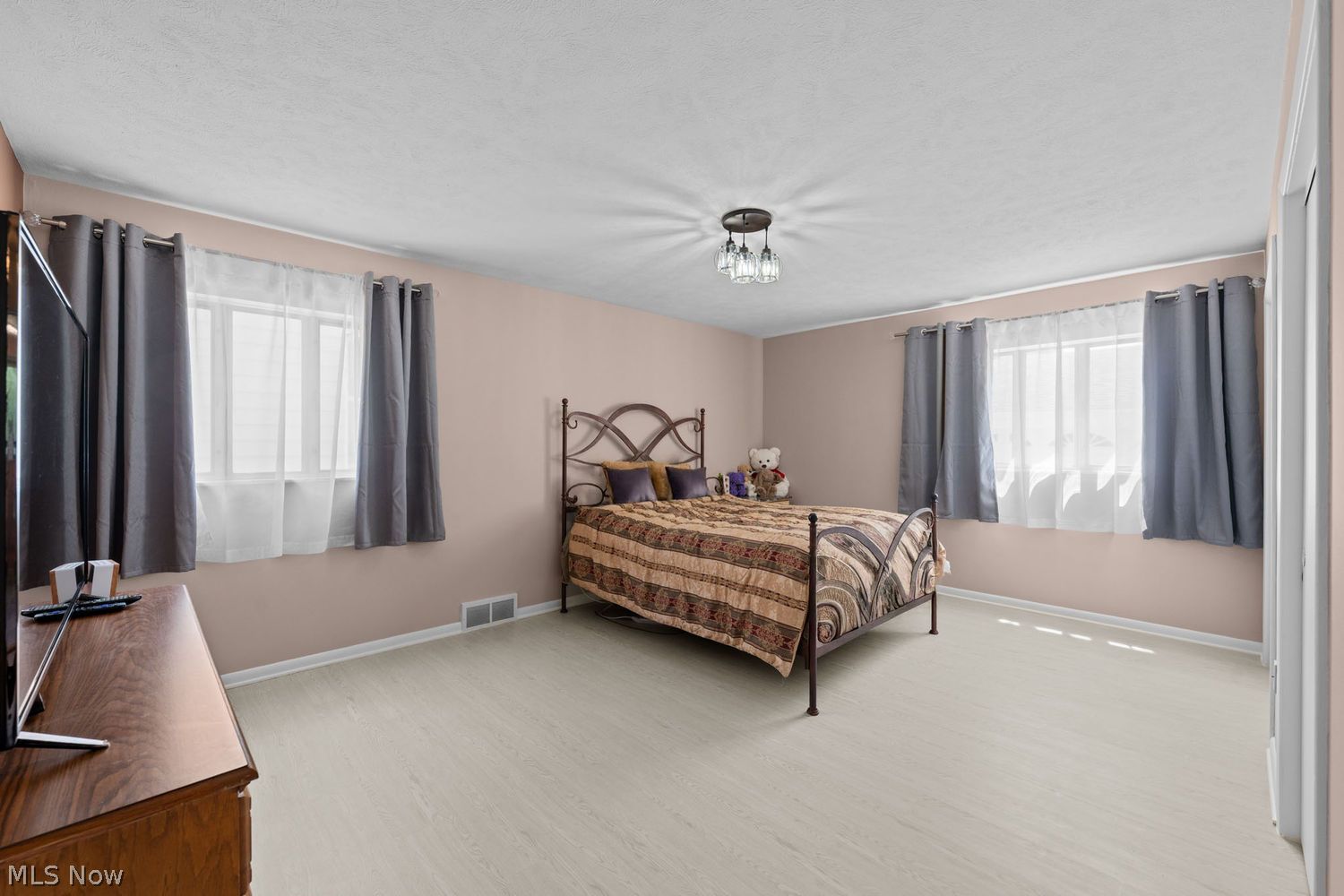 7877 Wainstead Drive Parma OH 44129