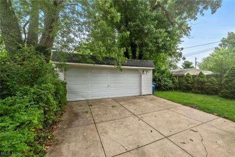 17476 Shaw Avenue Lakewood OH 44107