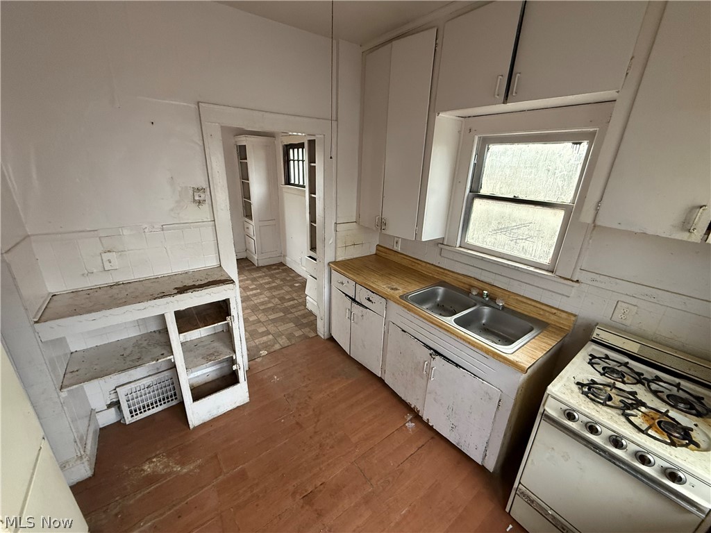 2054 W 83rd Street Cleveland OH 44102