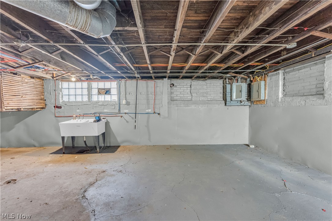 1523 Hillcrest Road East Cleveland OH 44118