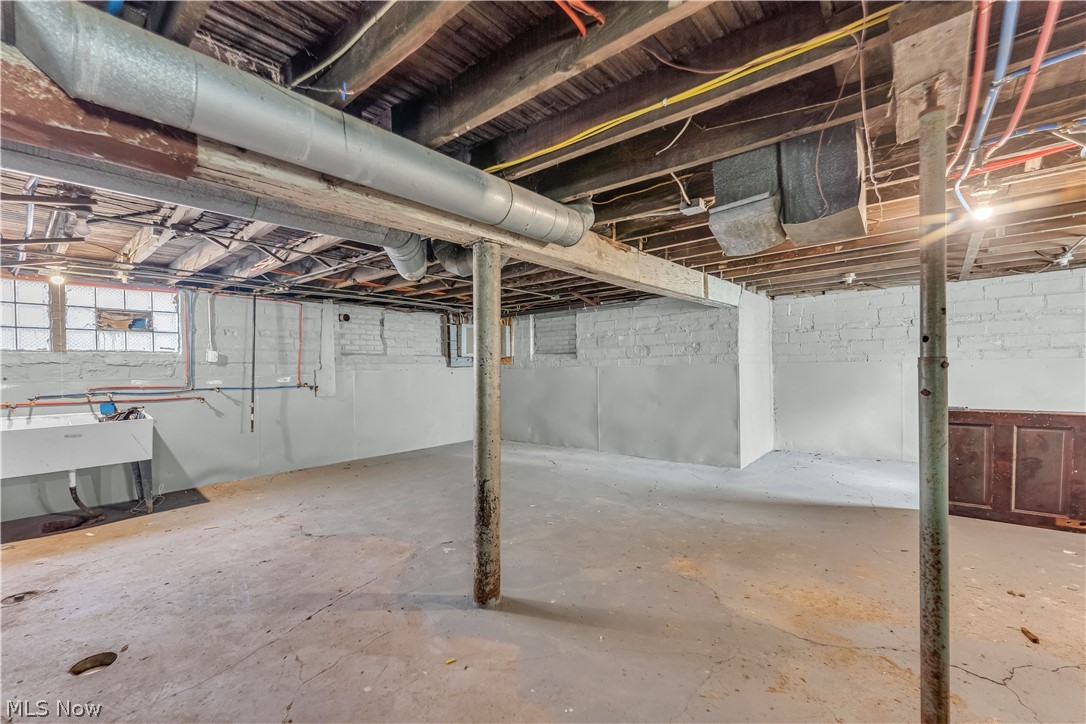 1523 Hillcrest Road East Cleveland OH 44118