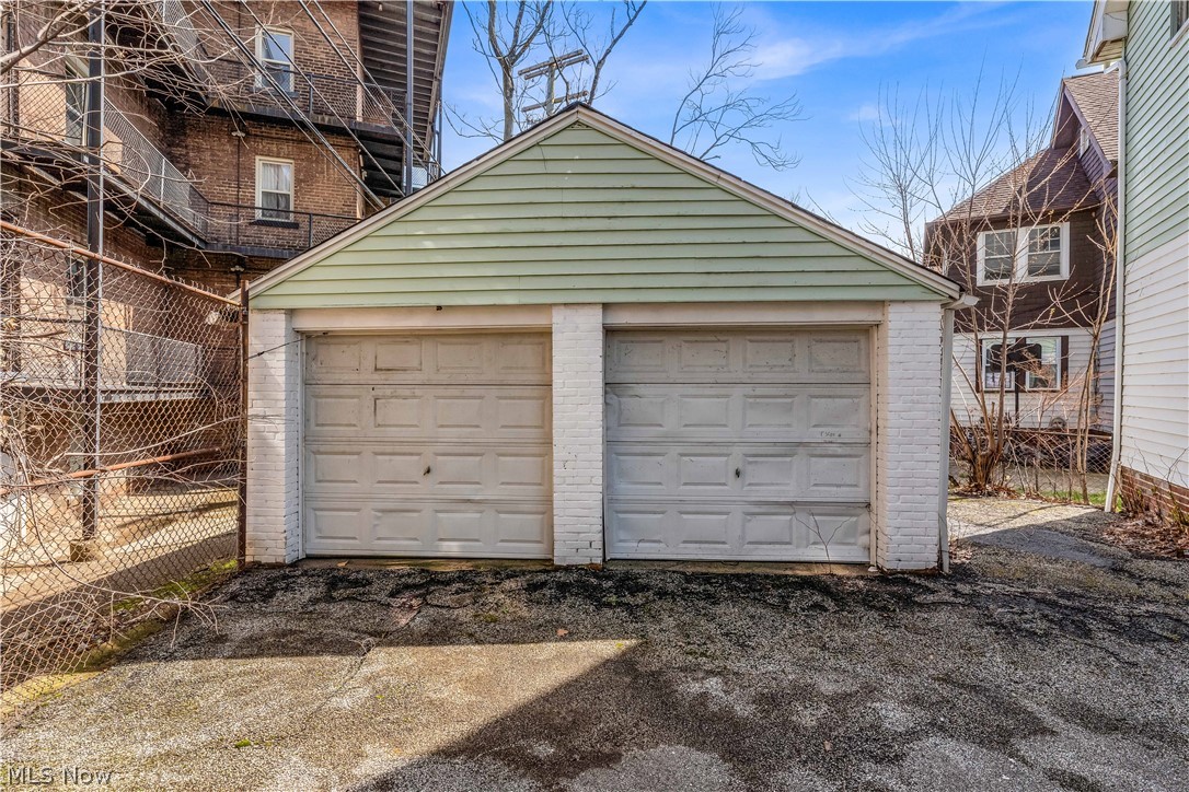 1523 Hillcrest Road East Cleveland OH 44118