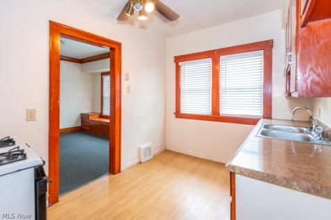 917 Helmsdale Road Cleveland Heights OH 44112