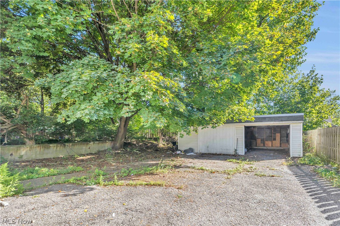 7606 Vineyard Avenue Garfield Heights OH 44105