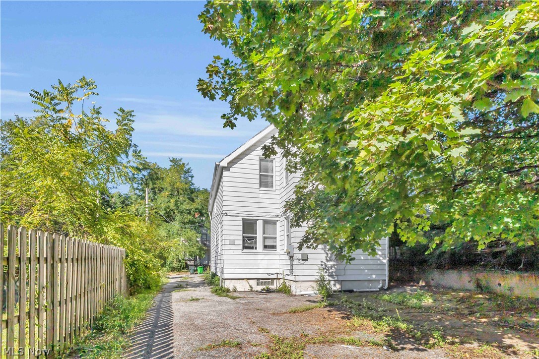 7606 Vineyard Avenue Garfield Heights OH 44105