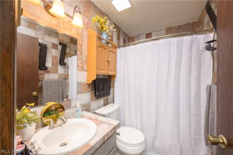 824-826 Reno Drive Louisville OH 44641