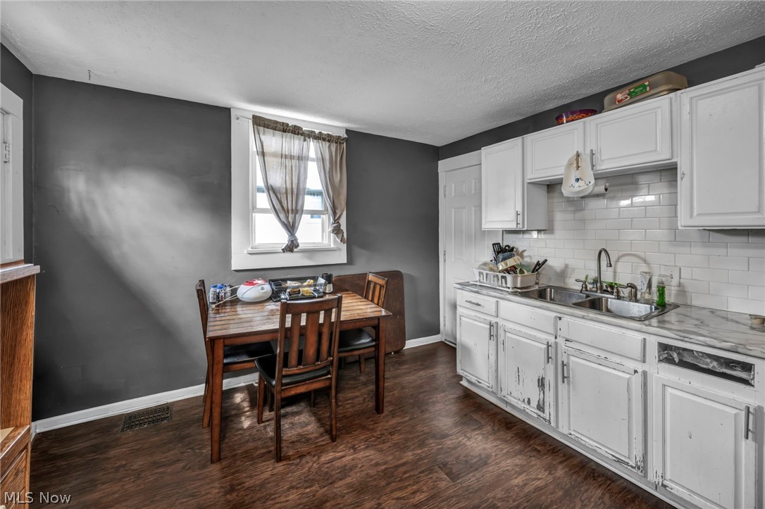 228 Gates Elyria OH 44035