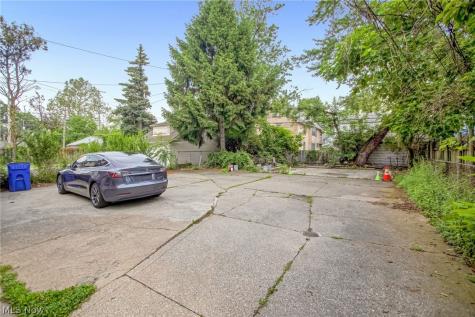 3033 West Boulevard Cleveland OH 44111