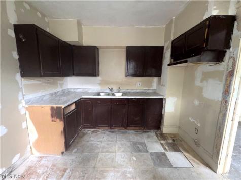 10006 Somerset Avenue Cleveland OH 44108