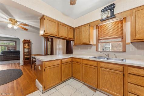 1561 Cohassett Avenue Lakewood OH 44107