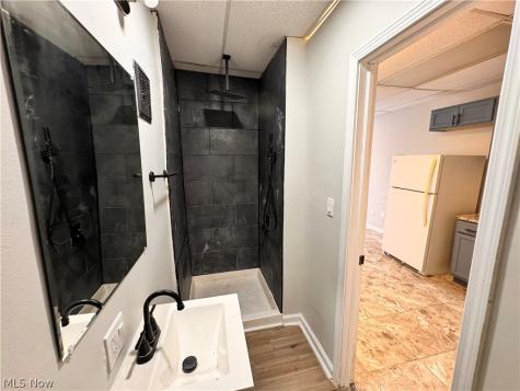 4106 Lee Road Cleveland OH 44128