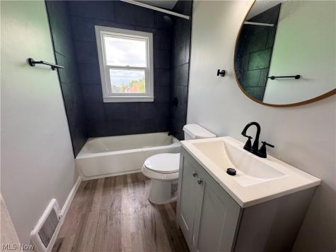 4106 Lee Road Cleveland OH 44128