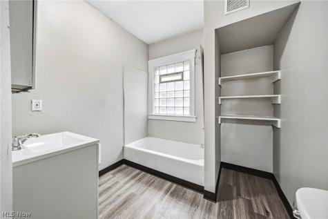 1637 Holyrood Road Cleveland OH 44106