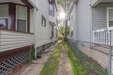 637-639 E 102nd Street Cleveland OH 44108