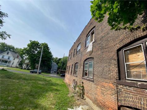 15213 Ridpath Avenue Cleveland OH 44110