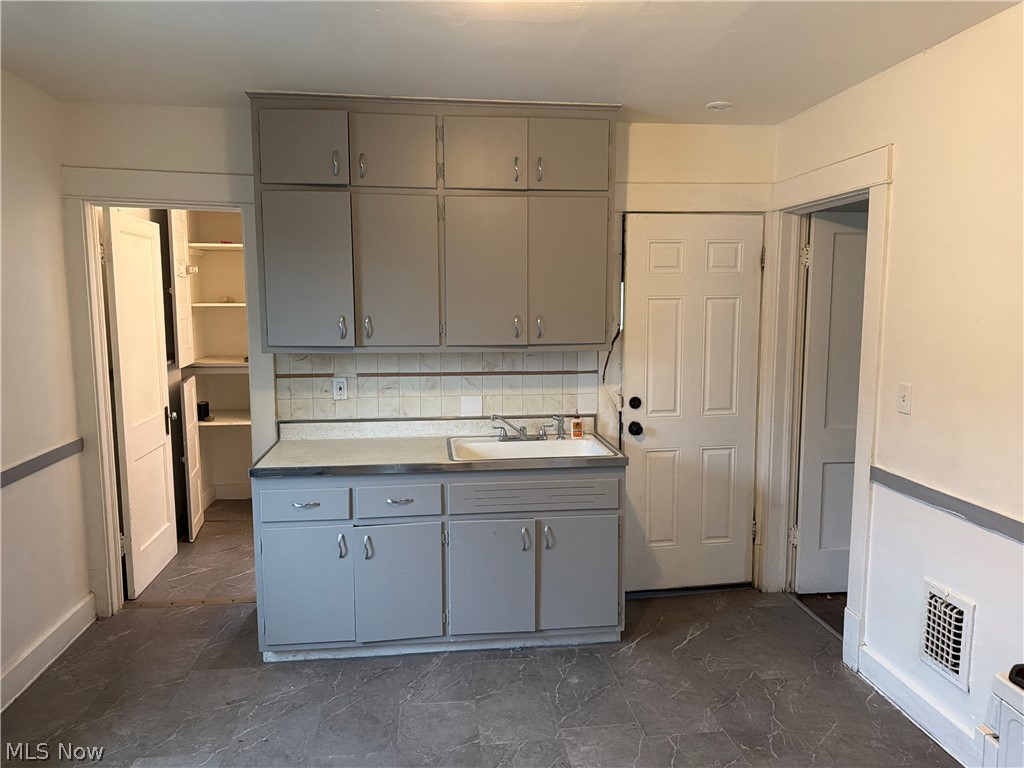 10609 Lamontier Avenue Cleveland OH 44104