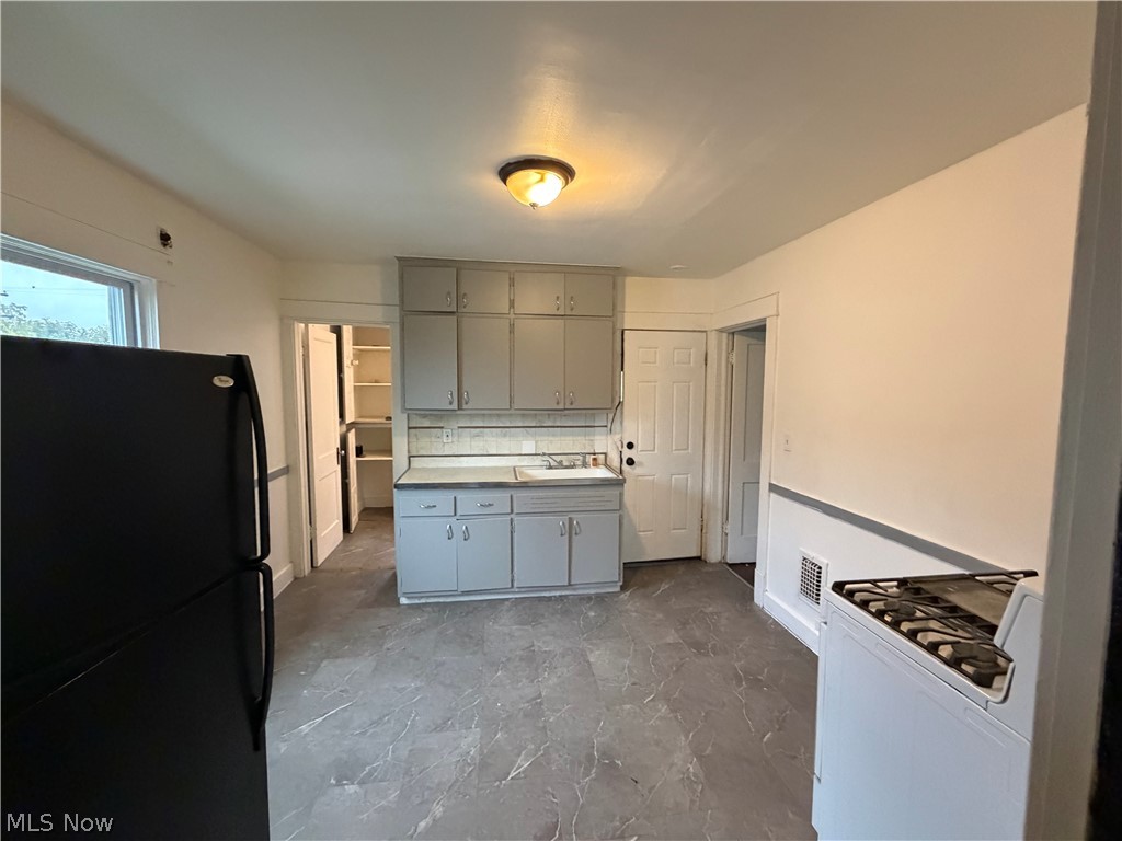 10609 Lamontier Avenue Cleveland OH 44104