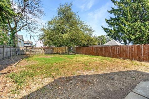 2612 Daisy Avenue Cleveland OH 44109