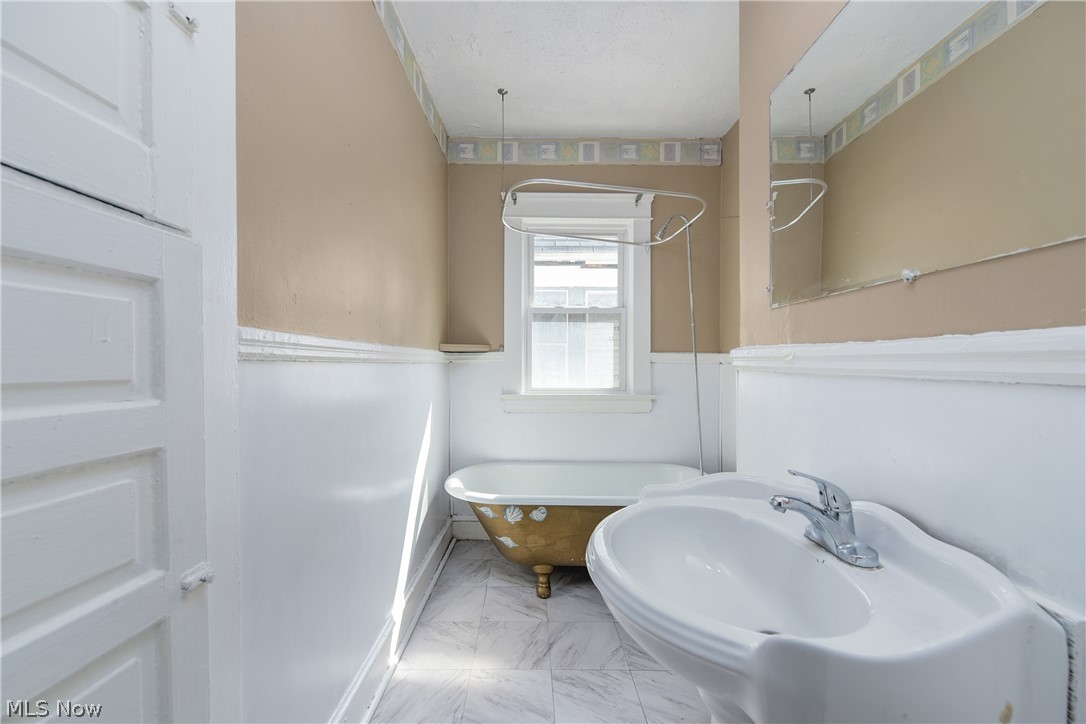 8206 Crumb Avenue Cleveland OH 44103