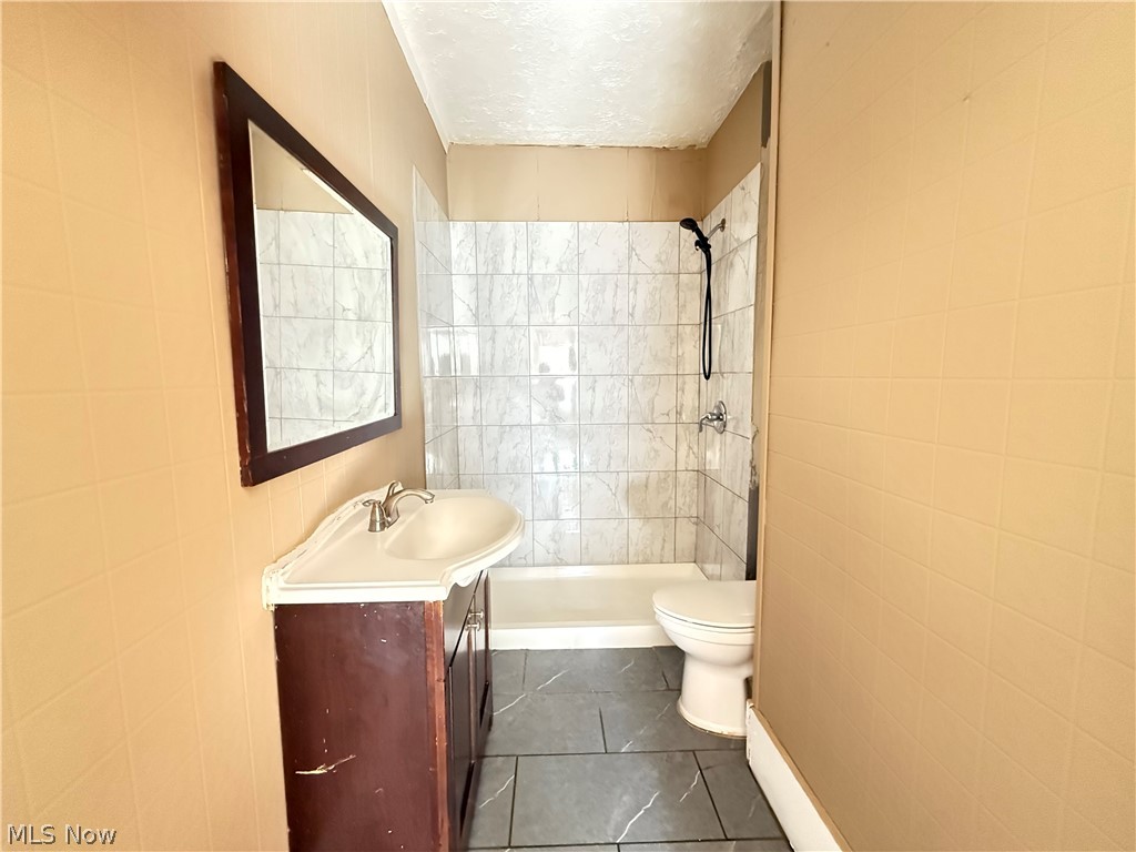 8206 Crumb Avenue Cleveland OH 44103