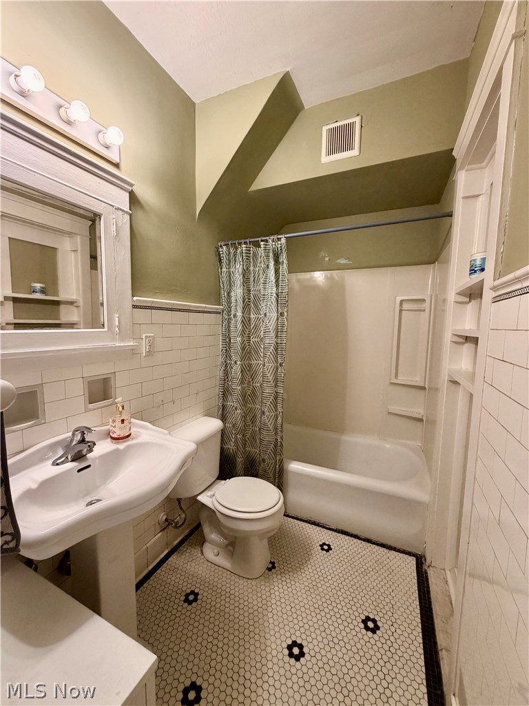 16913 Bradgate Avenue Cleveland OH 44111