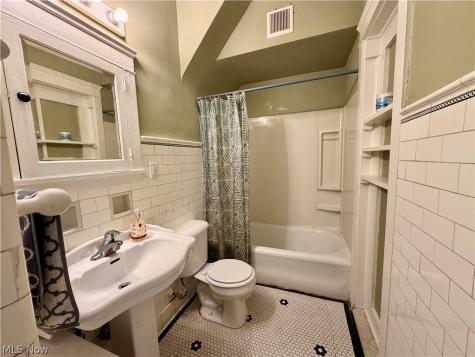 16913 Bradgate Avenue Cleveland OH 44111