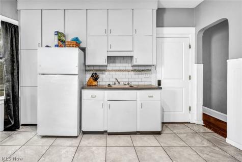 6808 Lansing Avenue Cleveland OH 44105