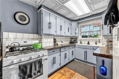 3032-3034 West Boulevard Cleveland OH 44111