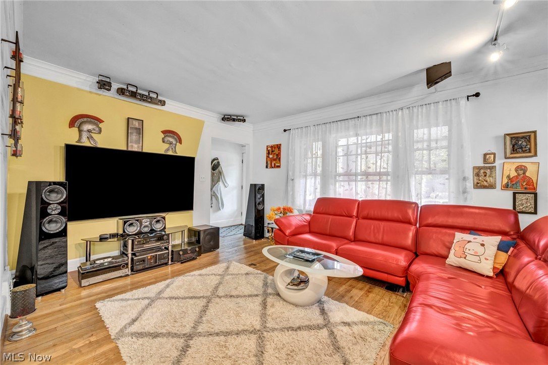 2076 Wascana Avenue Lakewood OH 44107