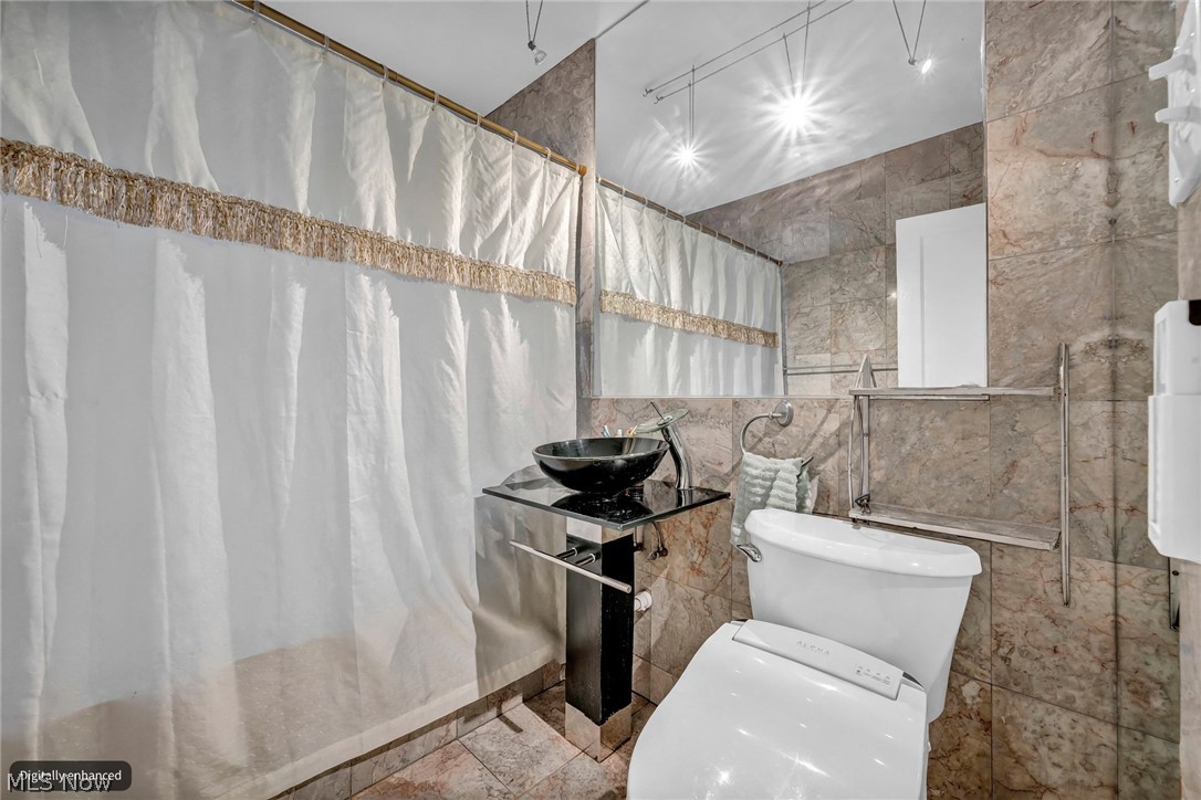 2076 Wascana Avenue Lakewood OH 44107