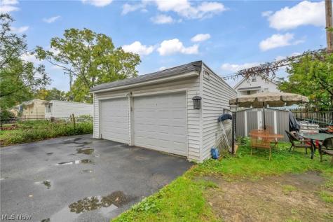 2076 Wascana Avenue Lakewood OH 44107