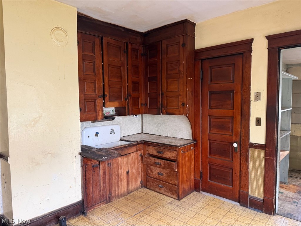 1623 Elsinore Avenue East Cleveland OH 44112