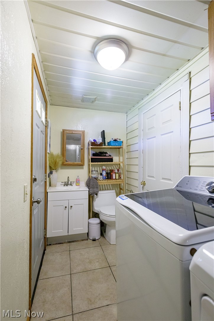 153/155 W Lisbon Street Waynesburg OH 44688