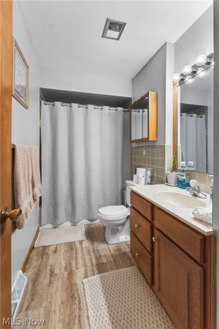 120 Center Road New Franklin OH 44319