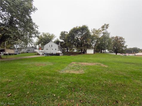 220,210 Kent Avenue NE Hartville OH 44632