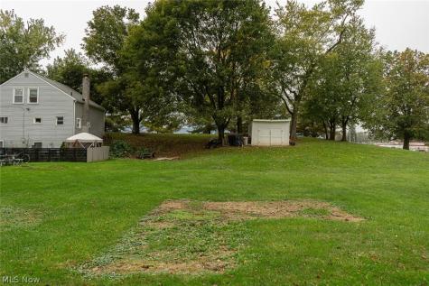 220,210 Kent Avenue NE Hartville OH 44632