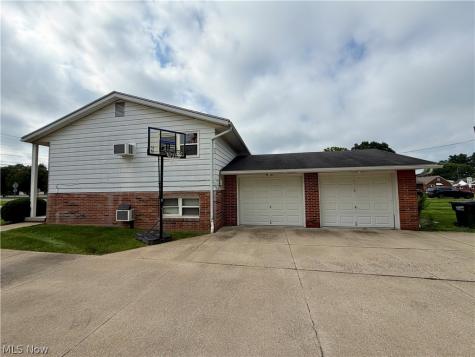 813 S Nickelplate Street Louisville OH 44641
